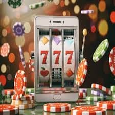 Pemain casino menikmati berbagai permainan kartu virtual dan mesin slot di prajurittoto